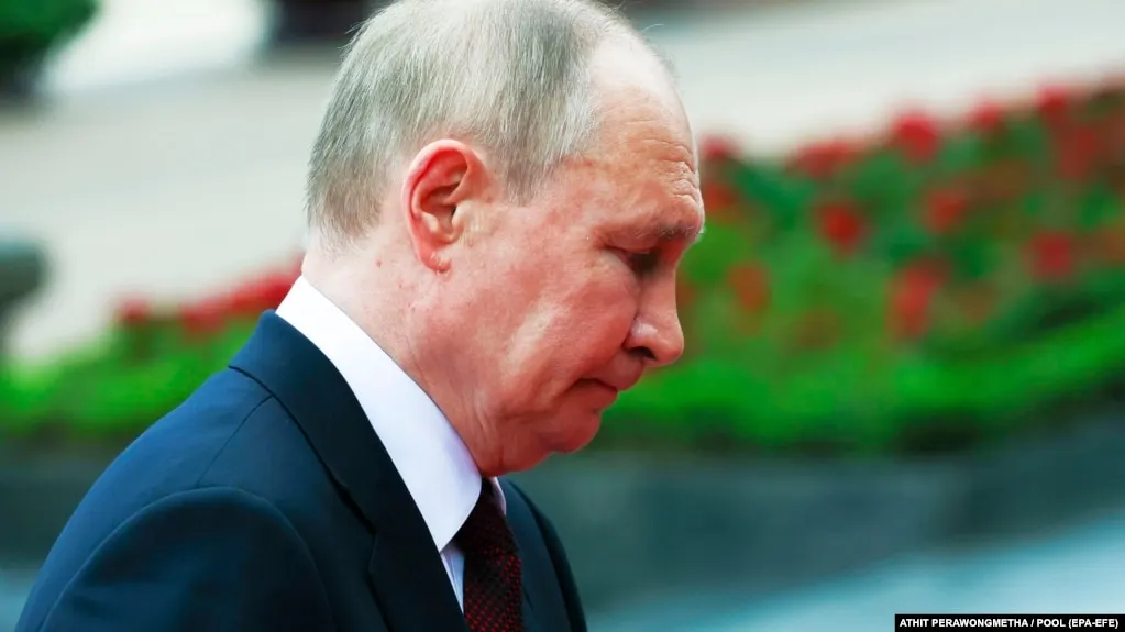 По данным нового опроса ВЦИОМ, уровень одобрения деятельности Владимира Путина снижается седьмую неделю подряд и опустился до значений, близких к минимальным за последние четыре года. Похожие тенденции показывают и данные ФОМ по доверию президенту.