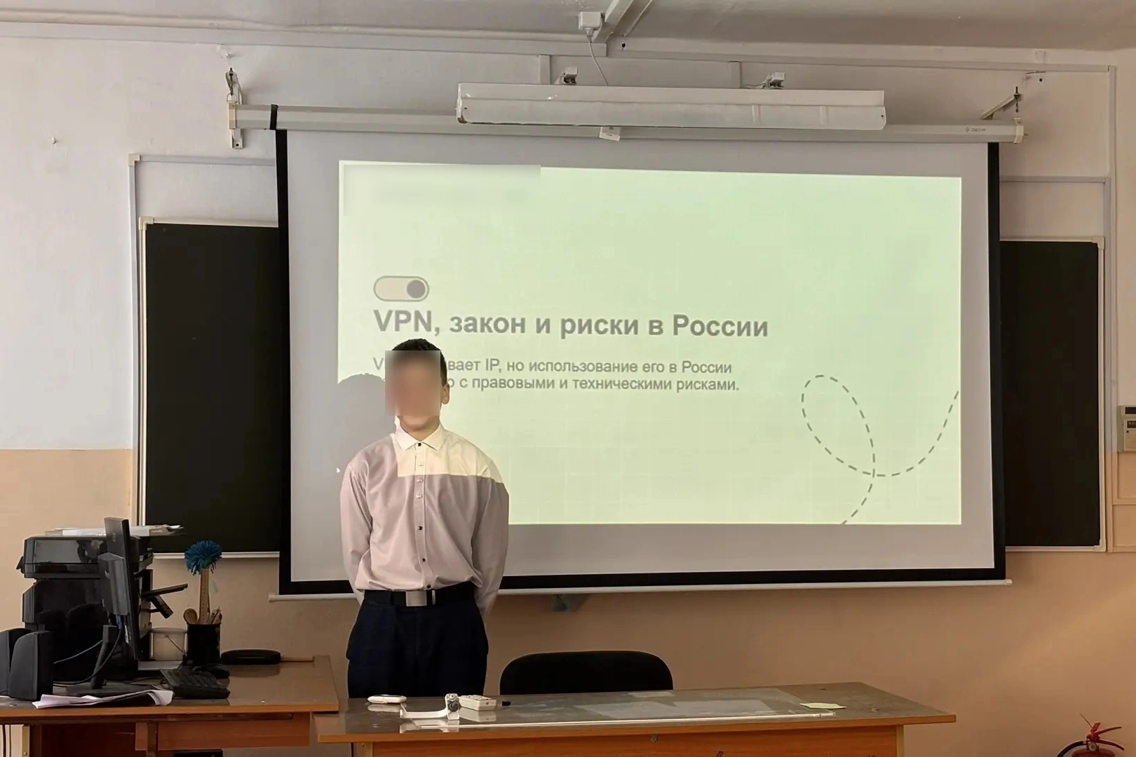 Школы в разных регионах России проводят специальные уроки и беседы о рисках использования VPN, утечке персональных данных и возможных юридических последствиях действий в интернете.