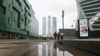 Большинство работодателей в России остановили набор новых сотрудников до конца года из‑за снижения спроса на продукцию и услуги. Дефицит кадров ослабевает, а бизнес активно переводит работников на неполную занятость вместо прямых сокращений.