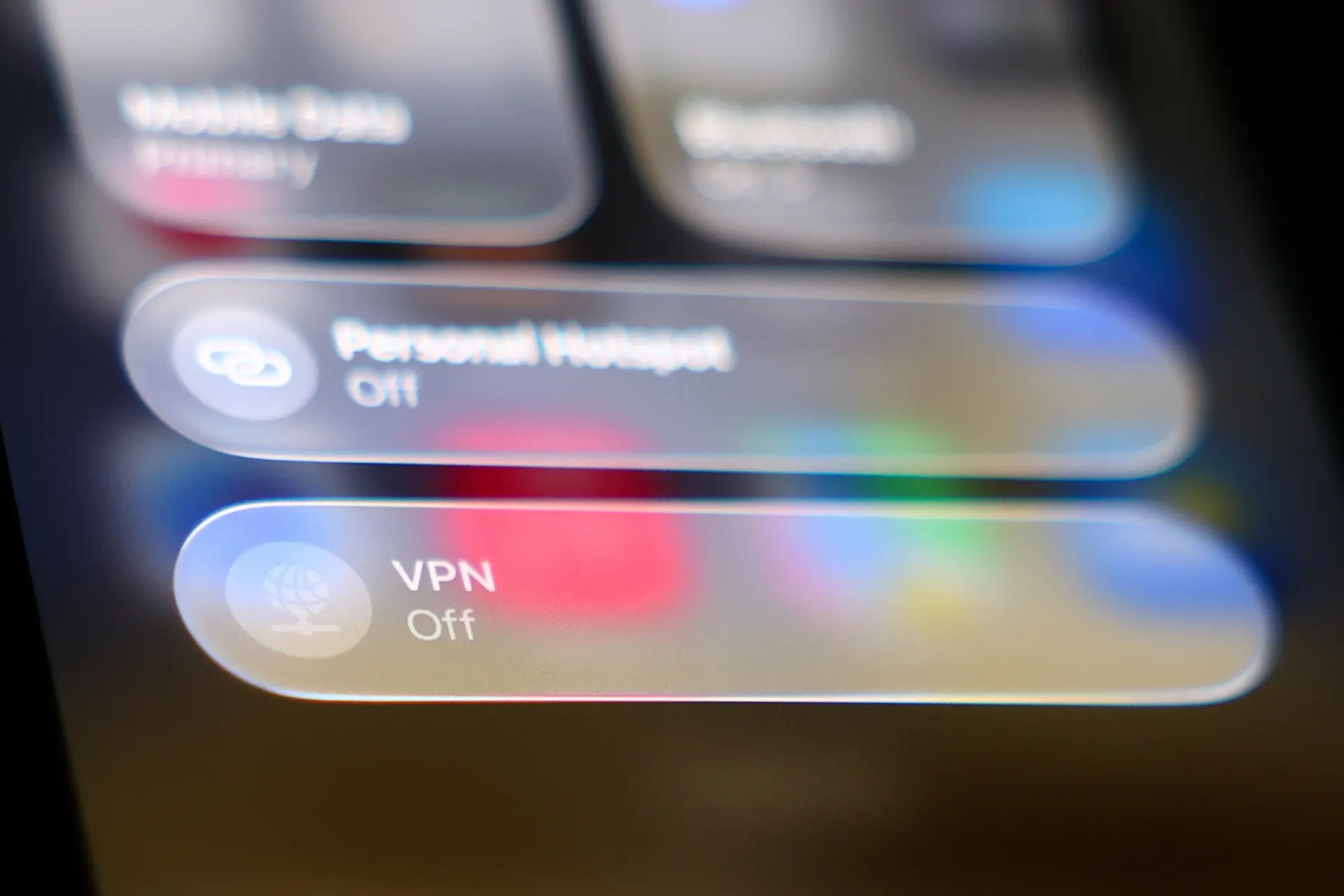 После требований ограничивать доступ через VPN часть пользователей заметили, что маркетплейсы и ряд онлайн‑сервисов вновь открываются при включённом VPN, но доступ остаётся нестабильным и зависит от конкретного провайдера и настроек.