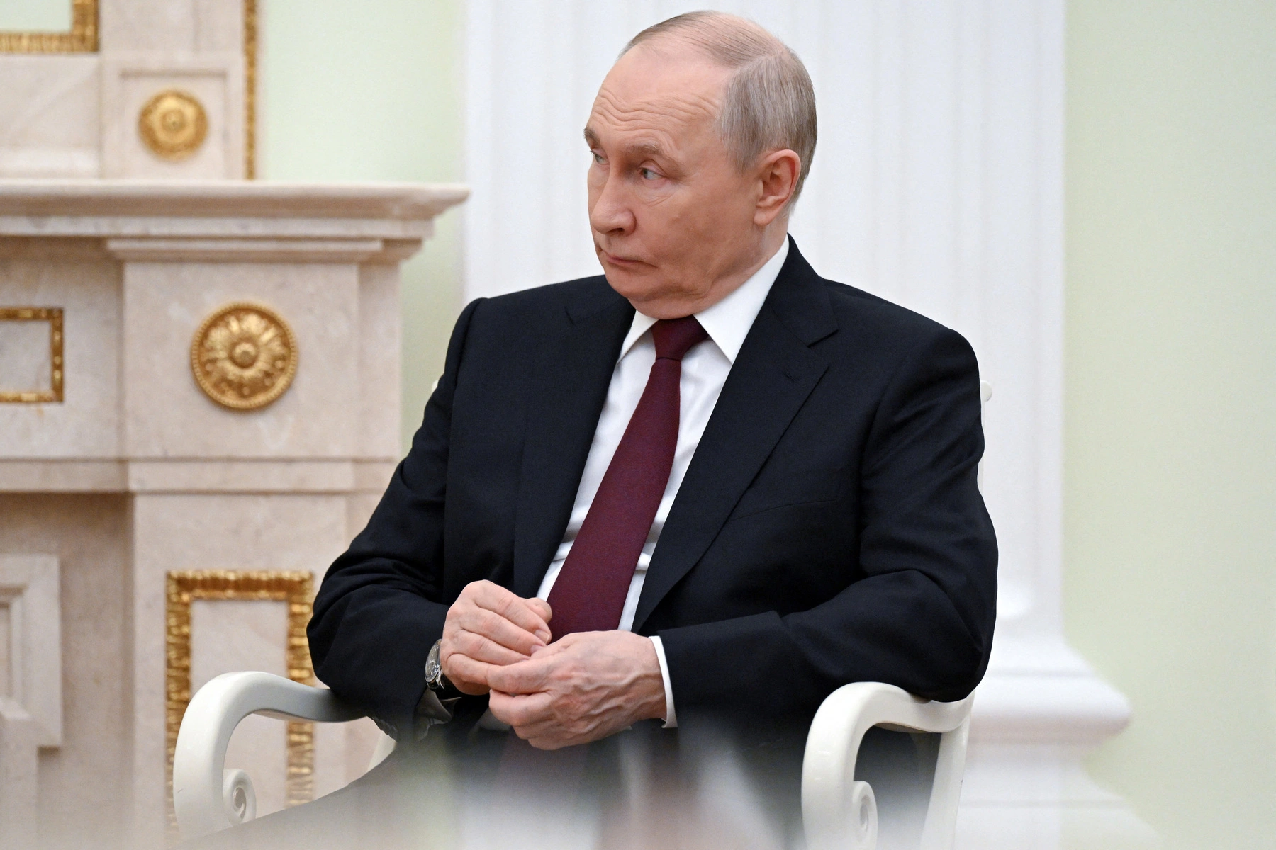 Мониторинговый проект обнаружил сотни однотипных комментариев провластных ботов во «ВКонтакте», которые пытаются сгладить новость о шестой подряд неделе падения рейтинга одобрения Владимира Путина, одновременно ставя под сомнение соцопросы и продвигая тезисы о «нормальной сезонной динамике».