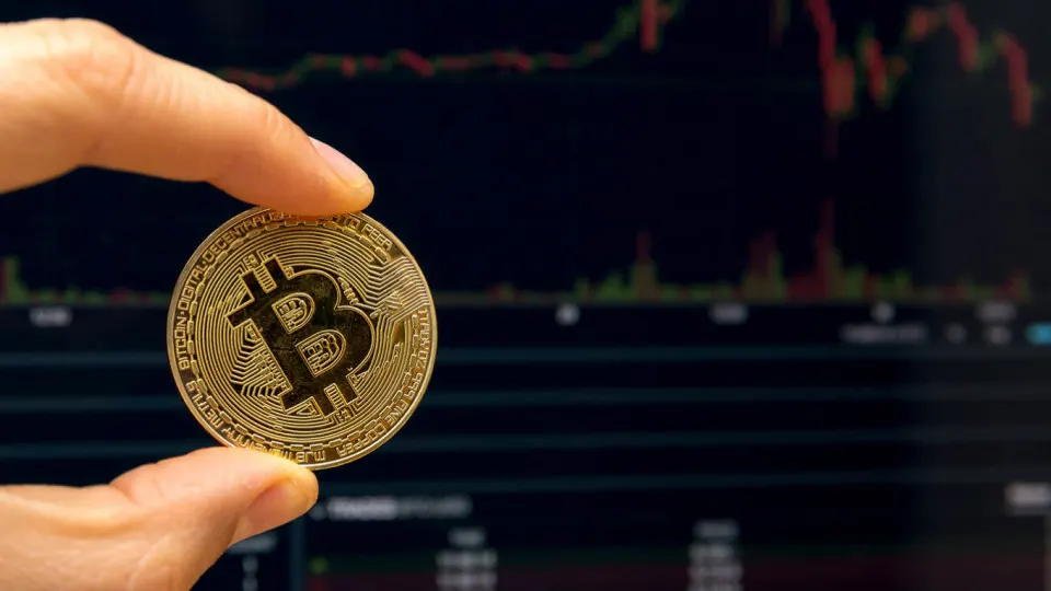 Законопроект вводит НДФЛ на все доходы от криптоопераций, закрепляет обязанность налоговых агентов и освобождает ряд криптоорганизаций от НДС. Инициатива появляется на фоне роста налоговой нагрузки и существенного дефицита федерального бюджета.