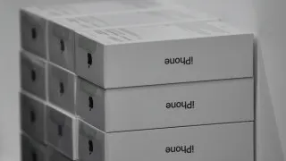 Из-за снижения спроса на электронику у российских продавцов накопились крупные запасы флагманских смартфонов Apple и Samsung, что привело к скидкам до 30% на отдельные модели.