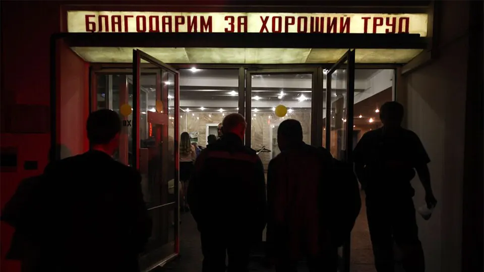 К увольнению в России рекомендованы более 105 тысяч работников бюджетной сферы; сильнее всего сокращения затронут Москву и ряд регионов, а причиной называют дефицит федерального и региональных бюджетов, цифровизацию и курс на рост производительности труда.