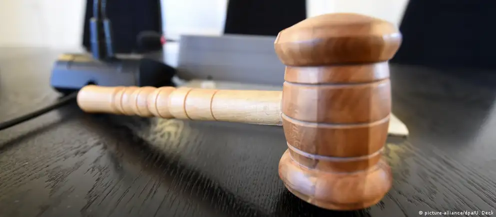 Советский районный суд Воронежа назначил 24‑летнему мужчине год исправительных работ по статье о демонстрации запрещённой символики; дело основано на рапорте сотрудника регионального Центра по противодействию экстремизму.