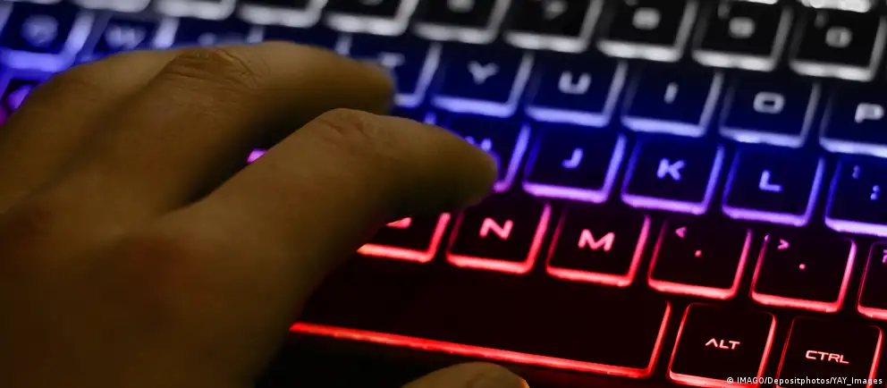 Минцифры планирует установить сборы за международный трафик, к которым предложено отнести и использование VPN для доступа к запрещённым ресурсам. Платёж в первую очередь затронет мобильные сети, а операторы могут отреагировать фильтрацией трафика или повышением тарифов.