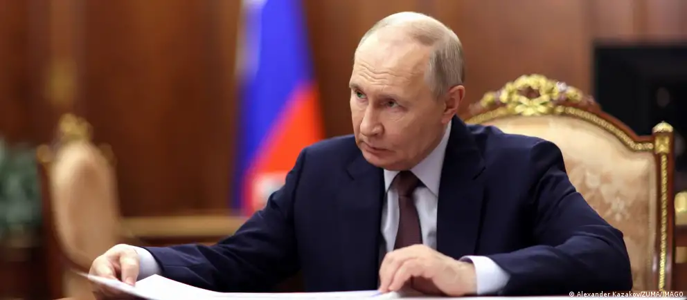 Президент России подписал закон, который освобождает власти от контроля за сделками чиновников и их семей, совершёнными до назначения на должность или до регистрации брака, а также меняет порядок декларирования семейных доходов.