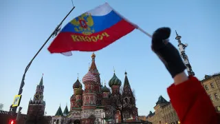 Объем неплатежей между российскими компаниями вырос до 8,2 трлн рублей, что эквивалентно почти 4% ВВП; эксперты связывают всплеск долгов с повышением налогов и сокращением бюджетных расходов.