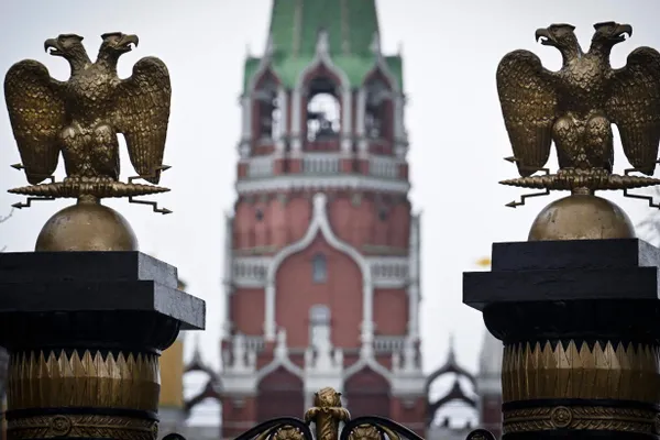 При запуске некоторых фильмов на российских стрим‑платформах теперь показывают уведомления о том, что в картине удалены или скрыты фрагменты в соответствии с действующим законодательством РФ.