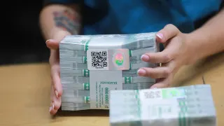 Объем наличных в обращении за одну неделю вырос на 240 млрд рублей на фоне отключений мобильного интернета, более частых блокировок карт и планов ужесточить контроль за переводами на счета граждан.
