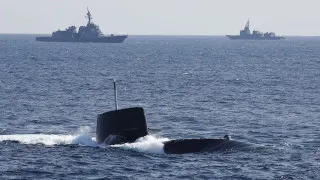 Правительство Японии отменило многолетние ограничения на экспорт летальных вооружений, открыв путь к поставкам ракет, кораблей, подводных лодок и самолетов за рубеж. Продажа оружия в зоны боевых действий формально запрещена, но для Украины и других стран, вовлечённых в конфликты, предусмотрены исключения из соображений национальной безопасности Токио.