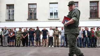 Минобороны подготовило поправки, позволяющие проверять военнослужащих на алкогольное опьянение прямо в части с помощью экспресс‑тестов. Инициатива связана с трудностями доставки военных в медучреждения и участившимися сообщениями о наборе в армию людей с алкогольной зависимостью.