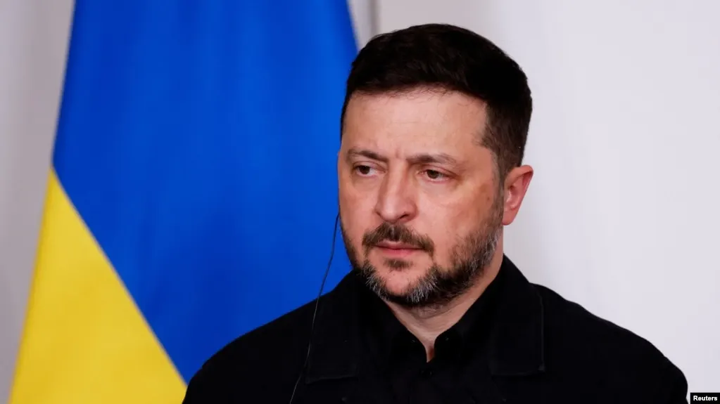 Президент Украины заявил, что предложение о перемирии на время празднования Дня Победы может преследовать цель обеспечить спокойный парад в Москве с последующим возобновлением боевых действий; при этом он поддерживает гуманитарные инициативы, защищающие гражданских и предусматривающие обмен пленными.