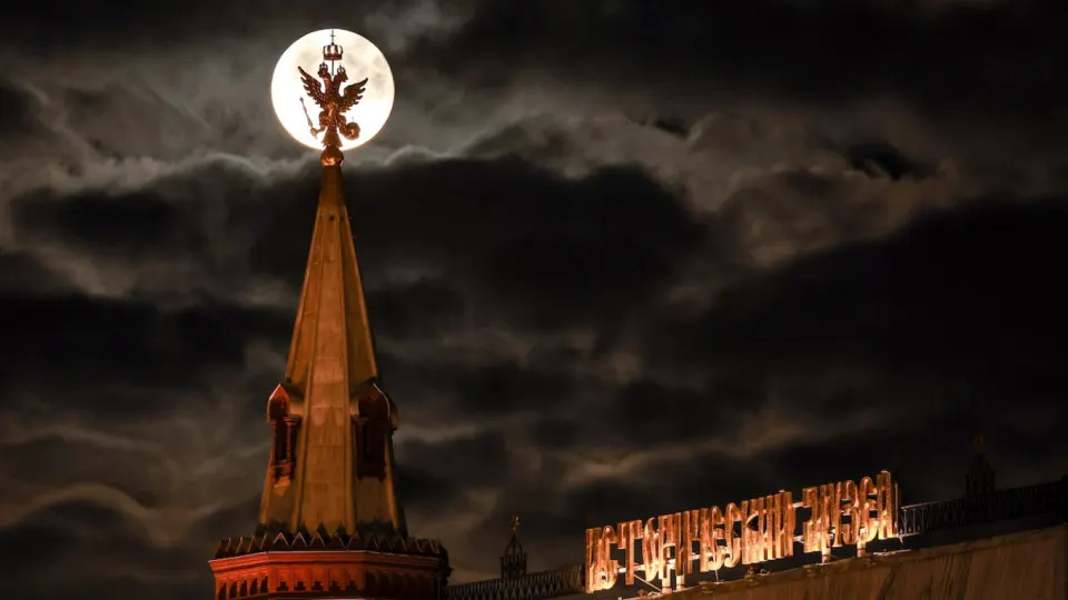 По итогам 2025 года расходы на оборону составили $190 млрд (рост 5,9% к 2024 г.), на армию пришлось 20% всех государственных расходов; с учётом «скрытых» статей общие военные траты превысили 15,9 трлн рублей — около 38% федерального бюджета.