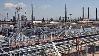 После атак дронов приостановлена переработка нефти на Туапсинском и Новокуйбышевском НПЗ, а также нарушена работа других крупных российских нефтеперерабатывающих заводов.