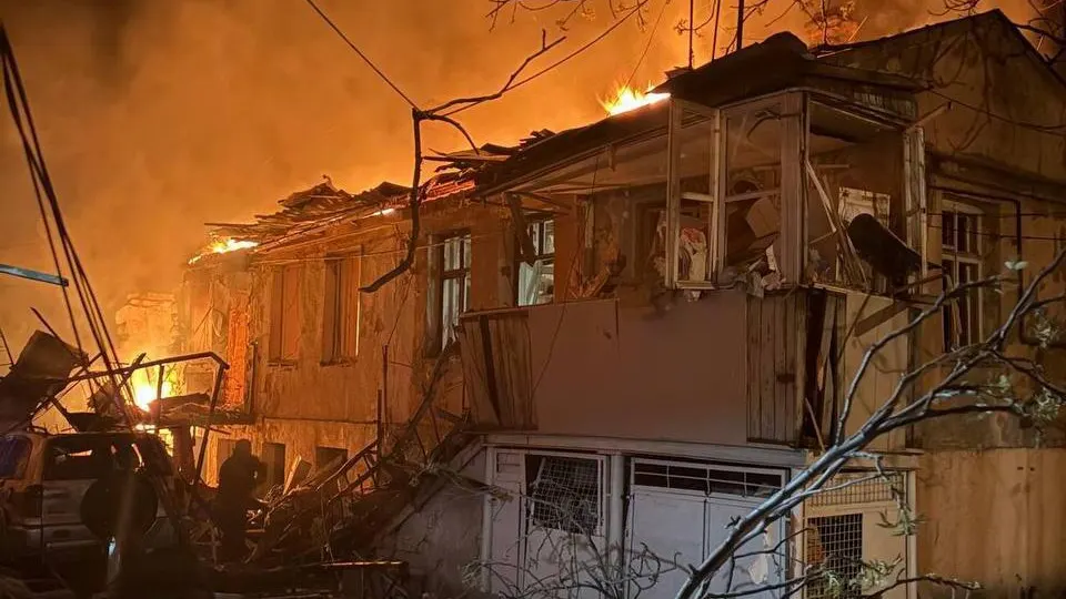 Ночью 24 апреля российские дроны нанесли массированный удар по Одессе: повреждены жилые дома, погибло два человека, еще 15 получили ранения. Атака стала продолжением серии недавних налетов на украинские города, включая Днепр, Сумы, Киев и Харьков.