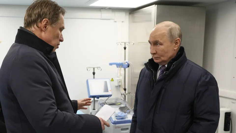 Президент распорядился увеличить охват репродуктивной диспансеризации мужчин и женщин как меру по борьбе с падающей рождаемостью. На этом фоне сохраняется долговременное снижение числа родившихся и разрабатывается стратегия «семейноцентризма».