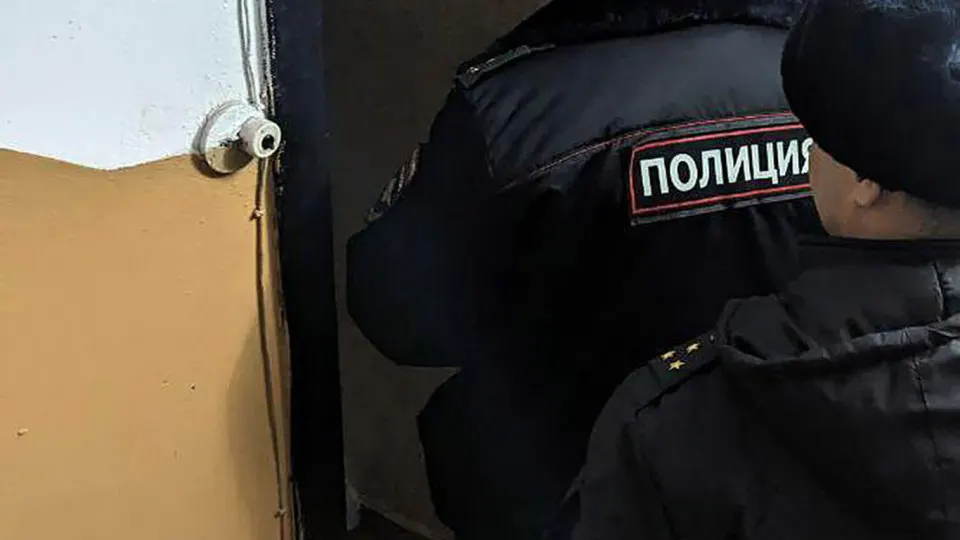 Двое молодых людей оставили на дверях троих сотрудников Роскомнадзора молотки со следами жидкости, похожей на кровь. ФСБ задержала подозреваемых, возбуждено уголовное дело о хулиганстве на фоне масштабной блокировки Telegram в России.