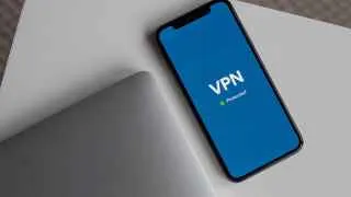 Участники рынка VPN предупреждают: в ближайшие дни россияне могут лишиться возможности оплачивать такие сервисы с банковских карт, а параллельно готовятся меры по массовой блокировке серверов.