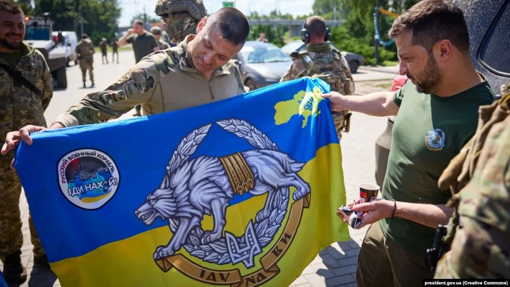 Президент Украины заявил, что 9 мая украинские силы поступят «зеркально» в ответ на события дня. Ночью отмечены атаки беспилотников по российским регионам, в том числе повреждение здания диспетчерской в Ростове-на-Дону, что нарушило работу ряда аэропортов.