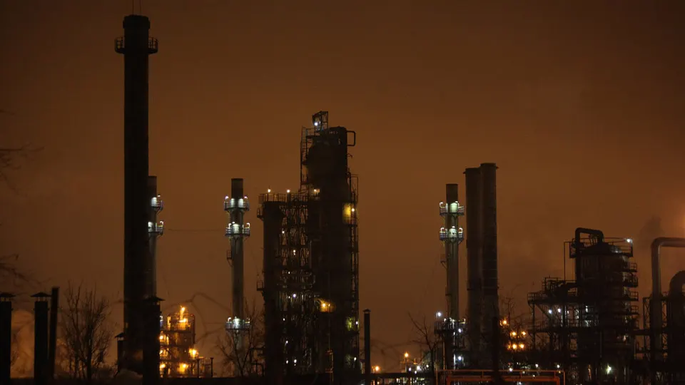 С начала конфликта российские нефтеперерабатывающие заводы подверглись как минимум 158 атакам; в центральной части страны крупные НПЗ частично останавливали работу, переработка сократилась.