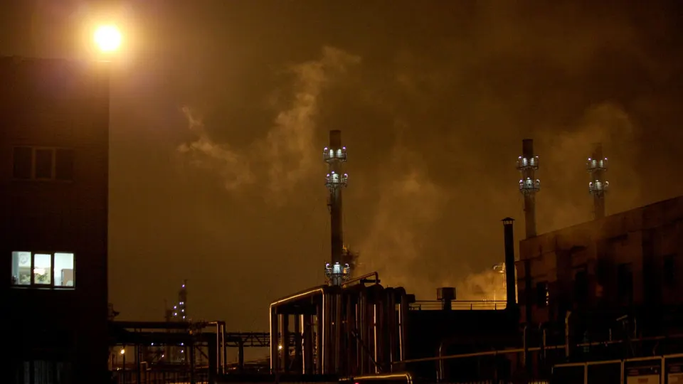 Два крупнейших нефтеперерабатывающих завода — в Рязани и в Москве — приостановили работу после серии налётов беспилотников. Остановка сократила объёмы переработки и усилила дефицит топлива на биржевых торгах.