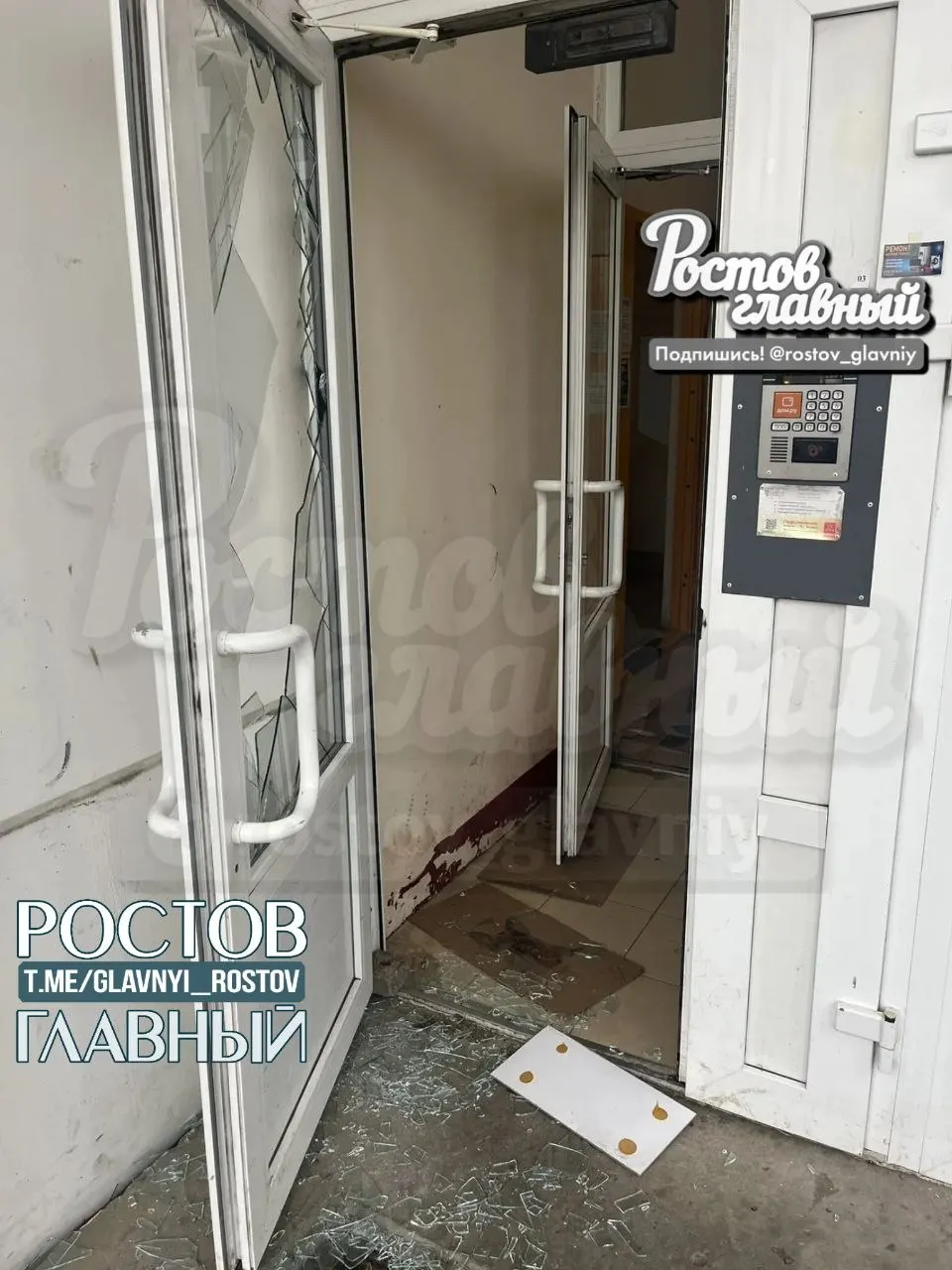 В доме на улице Жданова, 11 неизвестные попытались открыть дверь без ключей — при этом было разбито стекло. По предварительным данным, мужчины арендовали квартиру на сутки, сейчас их разыскивают.