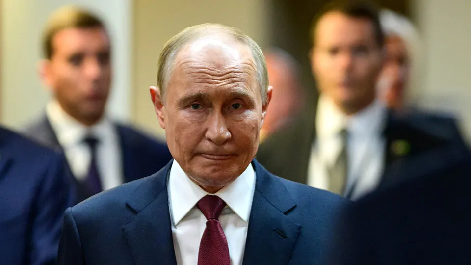 Апрель стал первым месяцем с августа 2024 года, когда российские силы потеряли больше удерживаемой площади, чем приобрели. Эксперты связывают это с контратаками, ударами средней дальности, активным применением беспилотников, проблемами связи и неблагоприятной погодой.