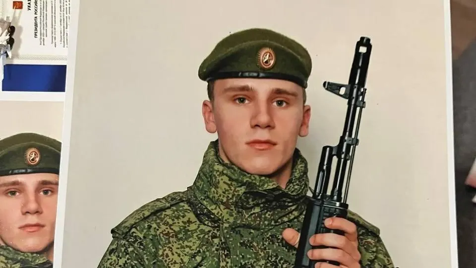 Мать солдата утверждает, что подпись в контракте не её сына. Его перевели из части в Забайкальском крае в Ростов-на-Дону; дело дошло до суда.