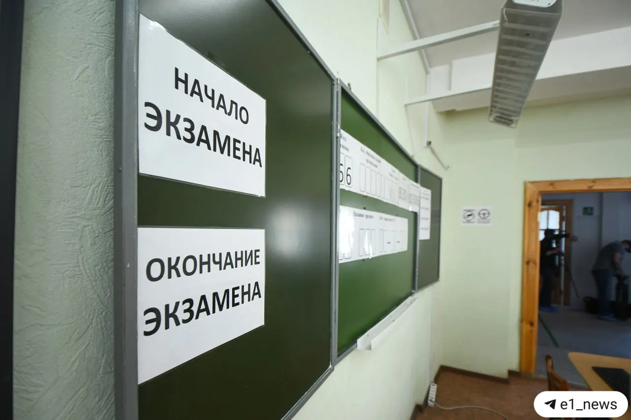 Рособрнадзор объявил, что с 2028 года девятиклассники будут сдавать экзамен по истории. Для допуска к ОГЭ введут устное собеседование — провал собеседования лишит допуска, сообщил министр.