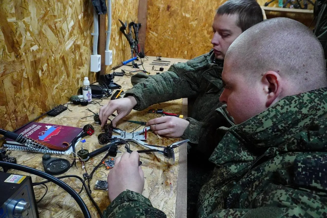 В учебном центре БпС Южного военного округа в Ростовской области военнослужащих обучают управлению FPV‑дронами и разведывательными БПЛА. По завершении курса выдаётся диплом государственного образца; контракт в таких подразделениях заключается минимум на год.
