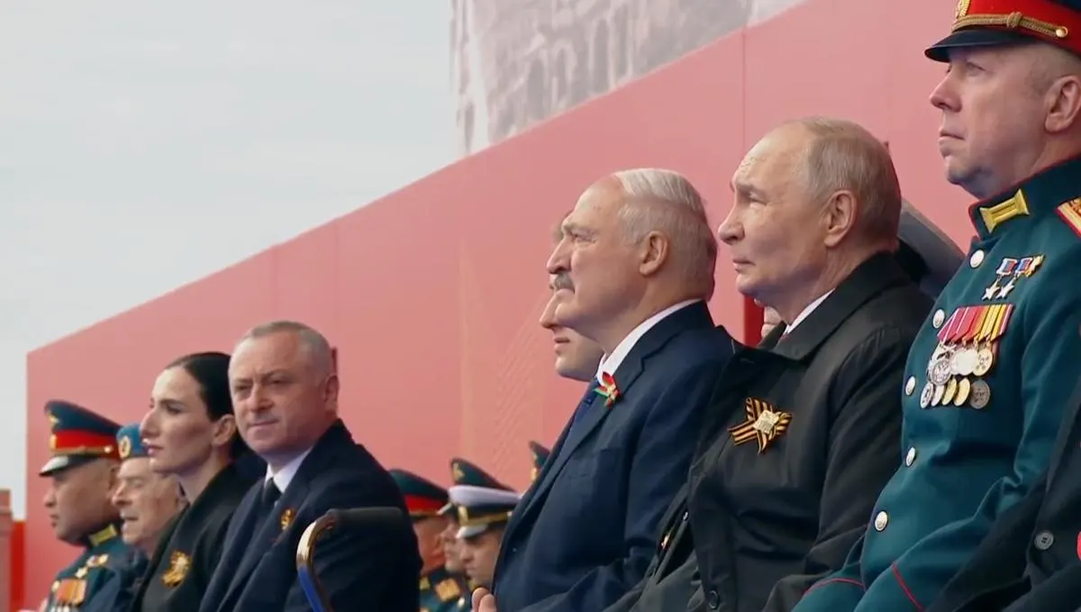 Президент назвал День Победы «священным праздником», отдал дань подвигу советских солдат и связал их наследие с действиями современных воинов; на трибуне рядом с ним впервые разместили участника «СВО» наравне с ветераном.