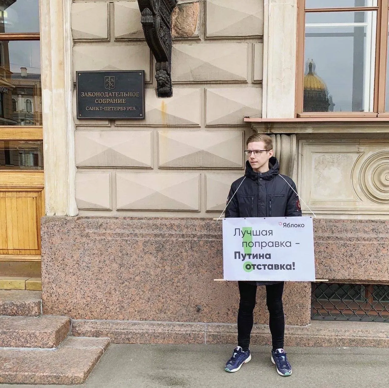 Журналиста Вадима Ваганова официально объявили в федеральный розыск. Точная уголовная статья пока не названа; ранее ему выписали штрафы по делу «иностранных агентов» и обвинениям в «ЛГБТ‑пропаганде».
