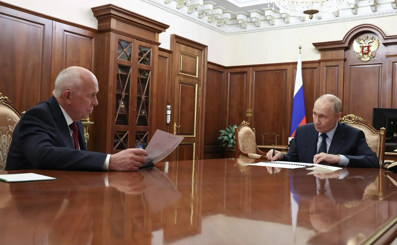 Глава Ростеха доложил президенту, что серийное производство МС‑21 и «Суперджета‑100» возможно начать только в следующем году. Ранее сроки несколько раз сдвигались, а планы по выпуску самолётов до 2030 года пересмотрены.