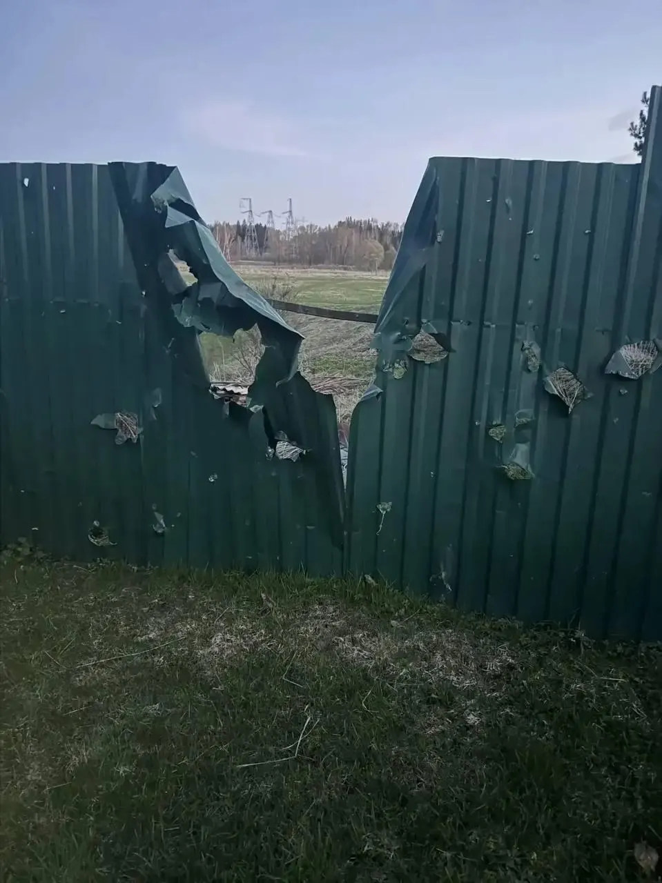 В нескольких регионах России атаковали беспилотники: в Подмосковье погиб мужчина, в Ленинградской области и других точках заявляют о множественных сбитиях дронов; в Приморске был пожар, в Санкт-Петербурге — проблемы со связью и задержки рейсов.