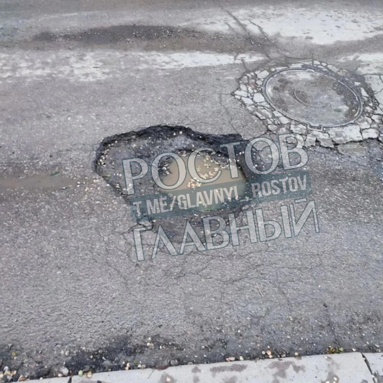 Жители района Сельмаш жалуются на глубокие ямы на улицах Металлургической и Алексея Береста — они скрываются в дождь и повреждают подвеску, диски и шины.