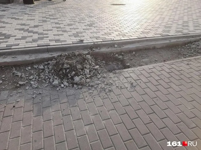 На площади у Дворца спорта в Ростове начали снимать недавно уложенную плитку. Официальных объяснений пока нет; реконструкция комплекса завершилась в сентябре 2025 года.