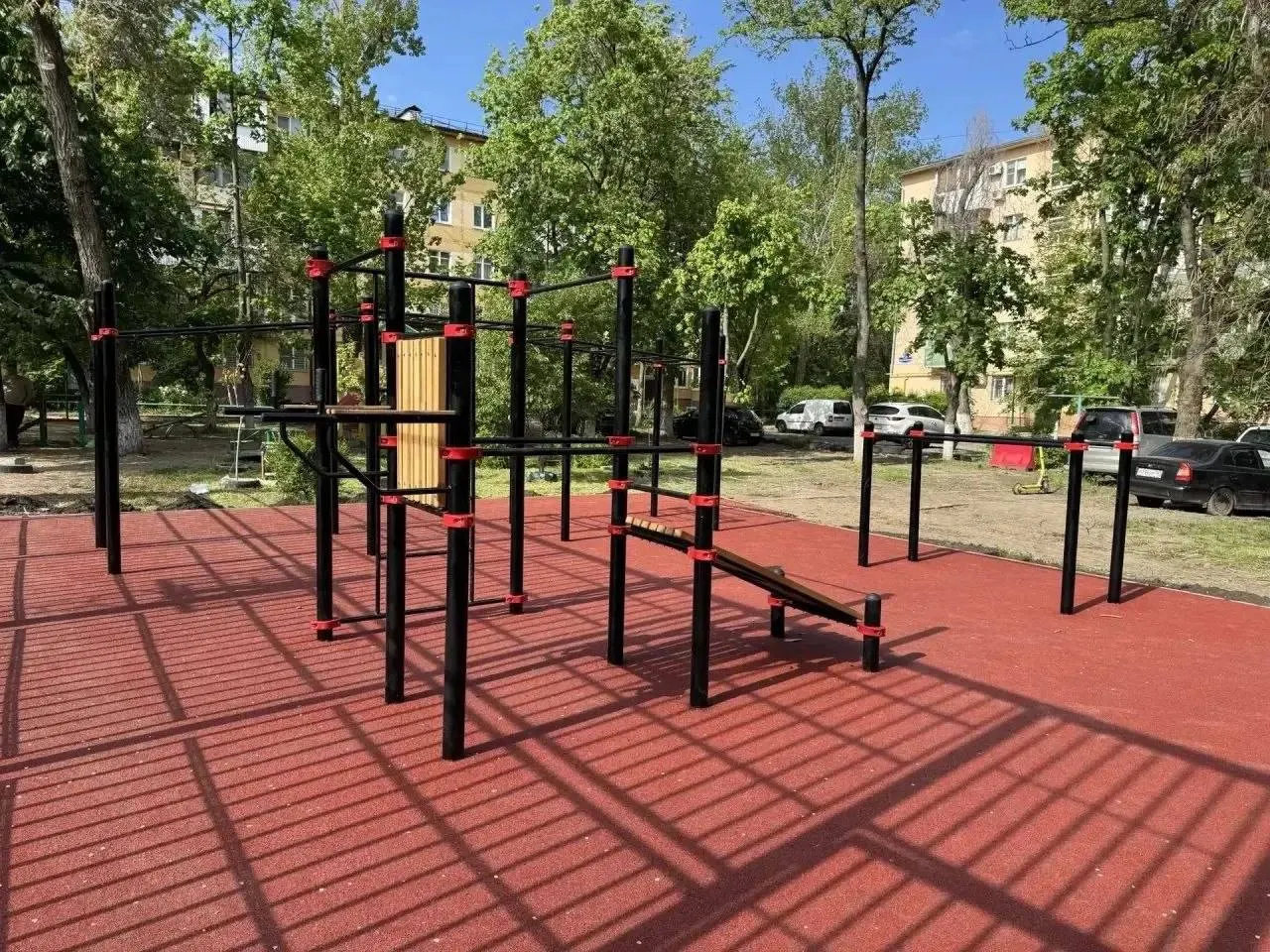 На улице Коммунистический, 23/1 появилась площадка для баскетбола, волейбола и уличной гимнастики. За объектом закреплён инструктор, который будет проводить занятия и турниры по расписанию.