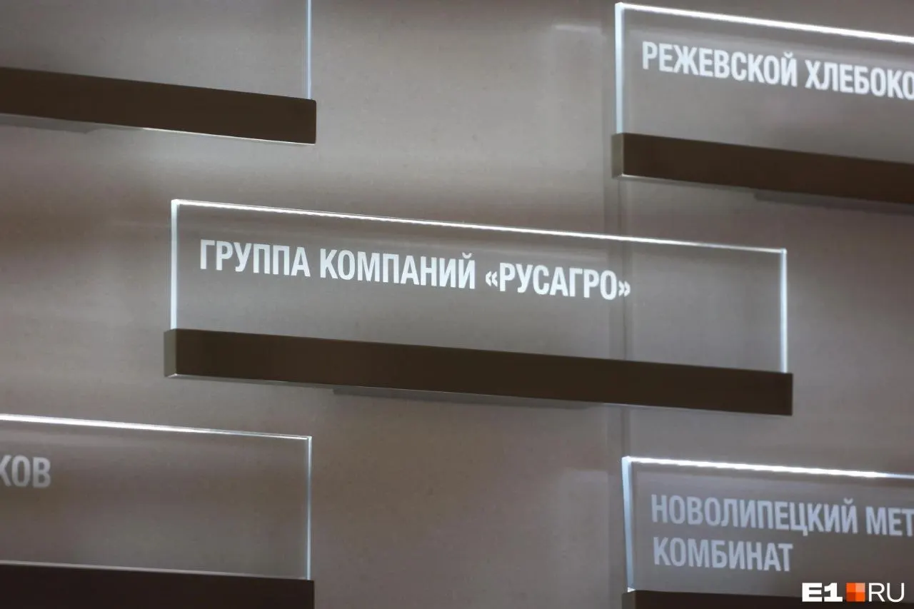 Суд в Москве наложил арест на имущество бизнесмена и экс‑сенатора Вадима Мошковича в рамках иска Генпрокуратуры. Ему предъявлены обвинения по делам о крупном мошенничестве и злоупотреблении полномочиями; расследование и обыски начались в марте 2025 года.