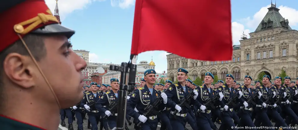 В ряде российских городов парады 9 мая либо пройдут без военной техники, либо полностью отменены. Официально это объясняют соображениями безопасности; эксперты указывают на логистику, использование техники на фронте и политическое значение мероприятия.
