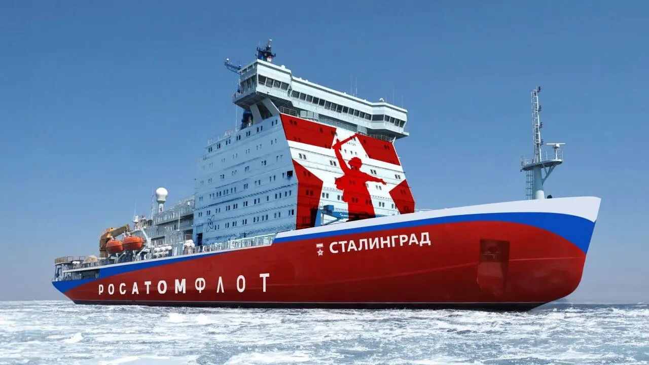 Правительство рассматривает введение дополнительных платежей — портового сбора на экспорт или платы по Северному морскому пути — чтобы дофинансировать строительство двух атомных ледоколов и обслуживающего судна. Перевозчики выражают несогласие; один из вариантов может принести около 138 млрд руб. в 2027–2035 годах.