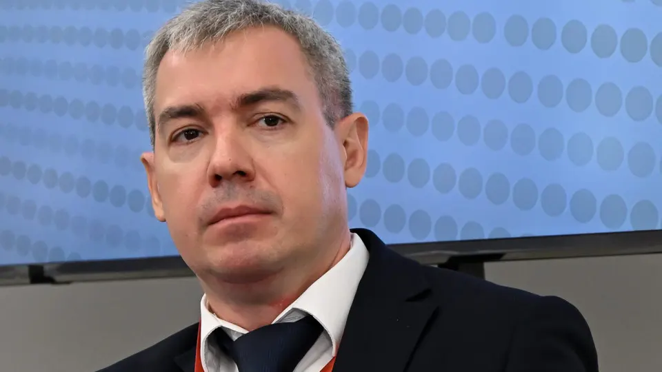 Два замминистра и ещё несколько руководителей департаментов могут уйти в отставку на фоне перераспределения функций по кибербезопасности и усиления контроля над интернетом; в ведомстве планируют перераспределить функции и сократить штат.