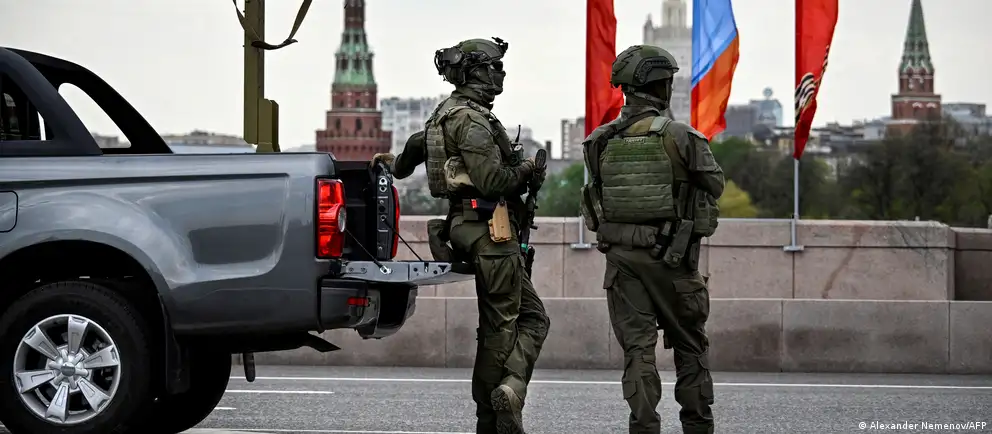 Власти отозвали приглашения, ранее выданные зарубежным корреспондентам, а парад на Красной площади пройдёт в сокращённом формате без военной техники — часть регионов отменили массовые мероприятия из‑за угрозы и нападений беспилотников.