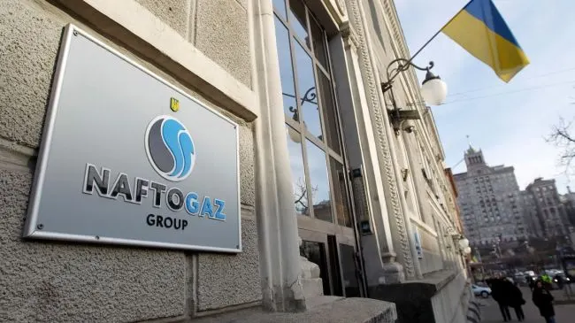 Арбитраж в Астане позволил принудительно взыскать с «Газпрома» примерно $1,4 млрд по решению в пользу украинской госкомпании; в «Нафтогазе» называют это первым подобным решением за границей и планируют дальнейшие иски и взыскания активов.