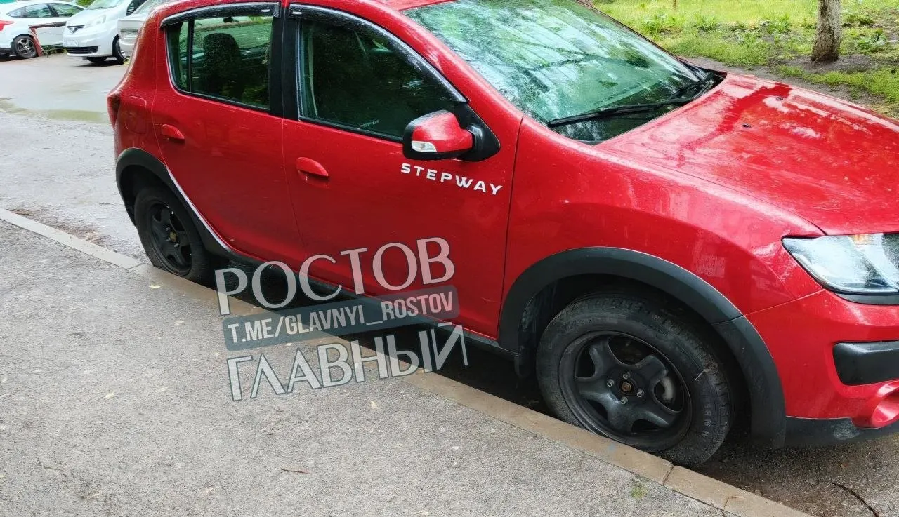 У дома по адресу Королёва, 12/1, у владельца Renault сняли родные колпаки с колёс. Очевидцы оценивают комплект в примерно 10 тыс. рублей.