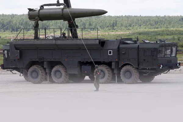 Белорусское военное ведомство объявило о начале плановых учений частей, ответственных за ядерное оружие, при участии российской стороны. В сообщении говорится о проверке готовности и отработке доставки и подготовки боеприпасов.