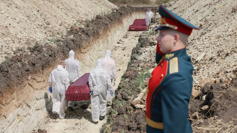 Анализ поимённых списков, реестра наследственных дел и судебной статистики указывает на минимальную документально обоснованную оценку в 352 тысячи погибших российских военнослужащих с начала полномасштабного вторжения до конца 2025 года.