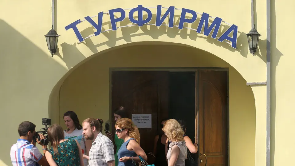 Число турагентств сокращается: меньше офисов в крупных городах, снижение спроса и расходы на возвраты билетов давят на малый бизнес. Отраслевые эксперты не ждут быстрого восстановления.