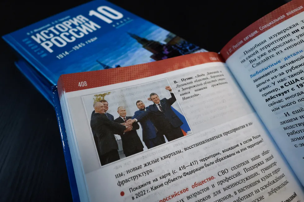 Новая линейка учебников по истории для средней школы содержит системные спекуляции, анахронизмы и исключения неудобных фактов — вместо анализа прошлого школьникам предлагают готовую, лояльную к власти интерпретацию.