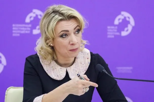 Официальный представитель МИД заявила, что сотрудники Госдепа уведомляют российских дипломатов о том, что их дети, рождённые в США, автоматически имеют американское гражданство, хотя семьи не давали на это согласия.